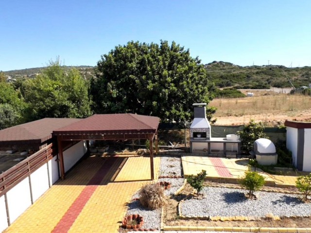 Ein Ferienhaus in Sadrazamköy, Kyrenia, oder eine 3-Zimmer-Doppelhaushälfte mit perfektem Meerblick, in einer Anlage mit Pool, nur wenige Gehminuten vom Sandstrand entfernt, für diejenigen, die immer im Urlaub leben möchten. 05338403555 / 05488403555