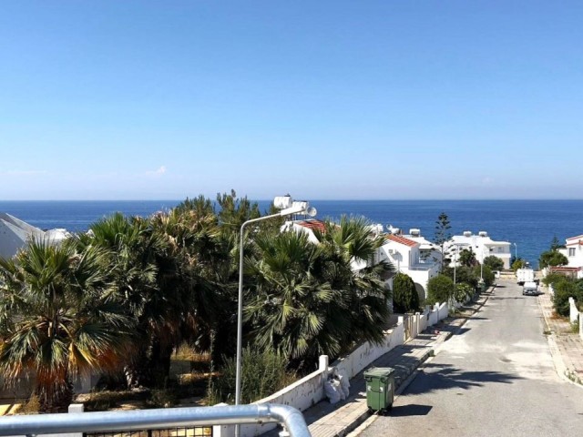 Ein Ferienhaus in Sadrazamköy, Kyrenia, oder eine 3-Zimmer-Doppelhaushälfte mit perfektem Meerblick, in einer Anlage mit Pool, nur wenige Gehminuten vom Sandstrand entfernt, für diejenigen, die immer im Urlaub leben möchten. 05338403555 / 05488403555