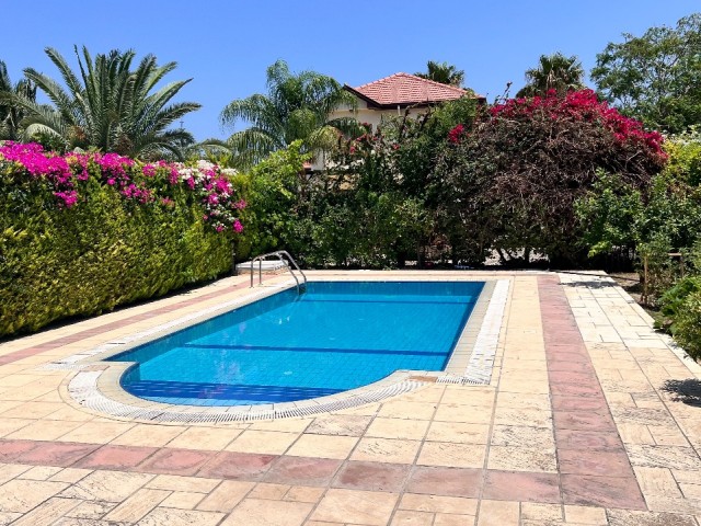 Perfekte Villa mit privatem Pool, nur wenige Gehminuten vom Meer entfernt in Alsancak, Kyrenia. 05338403555/05488403555