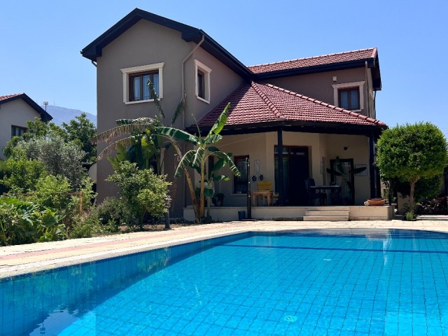 Perfekte Villa mit privatem Pool, nur wenige Gehminuten vom Meer entfernt in Alsancak, Kyrenia. 05338403555/05488403555