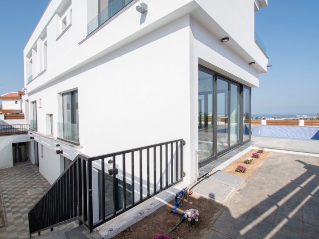 ZU VERKAUFEN 5+2 NEUE VILLEN IN BELLAPAIS GIRNE IN EINEM KOMPLETTPROJEKT MIT SCHWIMMBAD AB 650.000 GBP 🔸️ 5 Schlafzimmer 🔸️ 2 Flur 🔸 4 Badezimmer 🔸 Balkon 🔸 Garten 🔸 320 m2 🔸 550 m2 GRUNDSTÜCKGRÖSSE 📍 Lage : BELLAPAIS