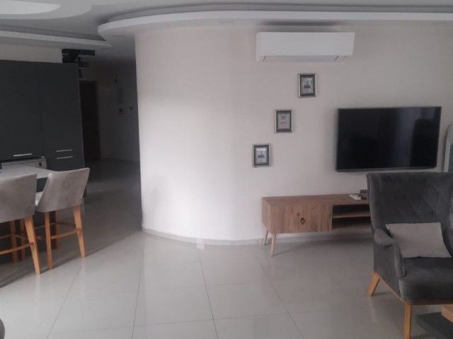 LUXUS 4+1 PENTHOUSE ZU VERMIETEN IM KYRENIA CENTER