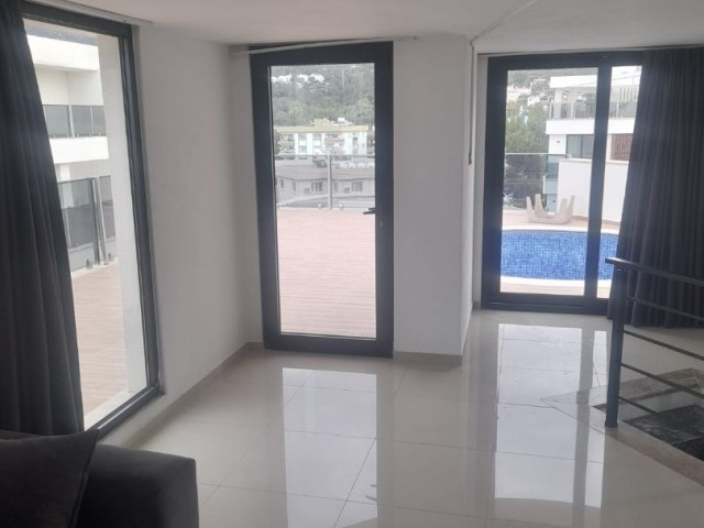 LUXUS 4+1 PENTHOUSE ZU VERMIETEN IM KYRENIA CENTER