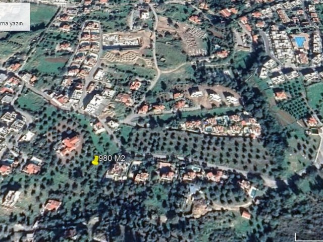Girne Alsancak da Villa Yapımına Uygun 3 Tarafı Yeşil Alan Satılık Arsa  