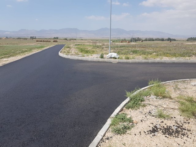 15 min Entfernung von Nikosia 1 Stück Land auf türkischem Eigentum.Ob Villa Oder Wohnung. ** 