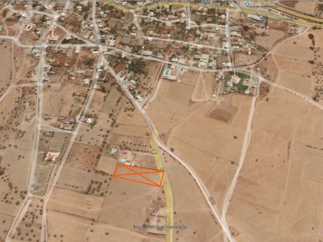 30 minutes to Nicosia, 15 minutes to Famagusta, 4 decares of land, zero to the road, suitable for the construction of a villa. A vehicle is taken as a down payment. ** 