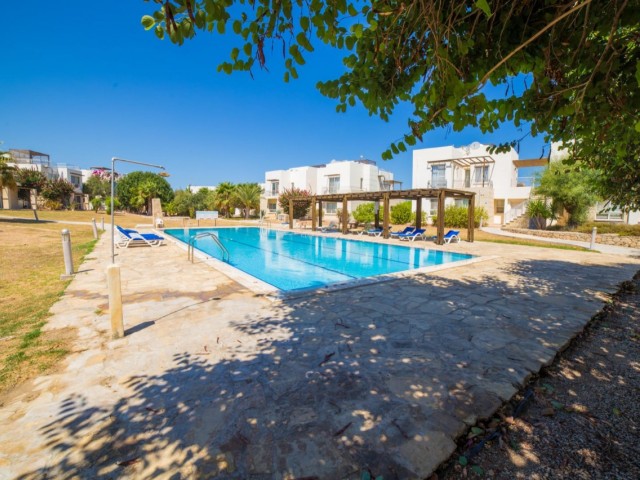 Voll möblierte Wohnung mit großer Terrasse vor dem Pool mit Garten im Erdgeschoss in Kyrenia Esentepe ** 