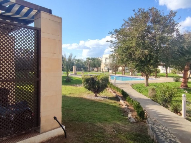 Voll möblierte Wohnung mit großer Terrasse vor dem Pool mit Garten im Erdgeschoss in Kyrenia Esentepe ** 