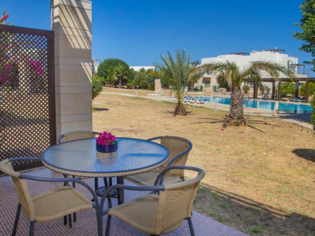 Voll möblierte Wohnung mit großer Terrasse vor dem Pool mit Garten im Erdgeschoss in Kyrenia Esentepe ** 