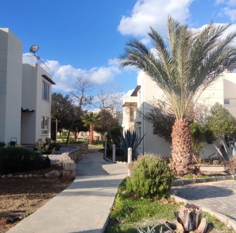 Voll möblierte Wohnung mit großer Terrasse vor dem Pool mit Garten im Erdgeschoss in Kyrenia Esentepe ** 