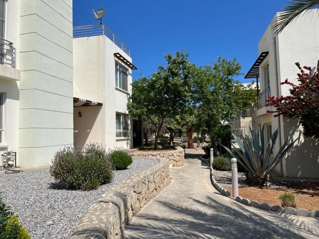 Voll möblierte Wohnung mit großer Terrasse vor dem Pool mit Garten im Erdgeschoss in Kyrenia Esentepe ** 