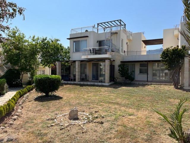 Voll möblierte Wohnung mit großer Terrasse vor dem Pool mit Garten im Erdgeschoss in Kyrenia Esentepe ** 