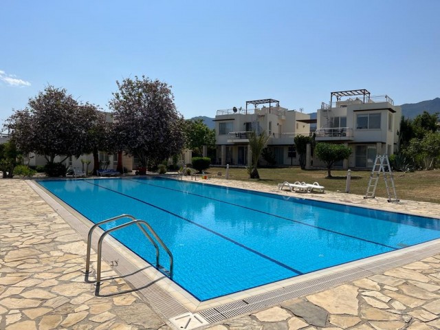 Voll möblierte Wohnung mit großer Terrasse vor dem Pool mit Garten im Erdgeschoss in Kyrenia Esentepe ** 