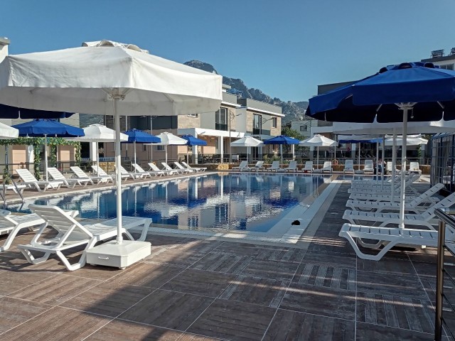 Erdgeschoss, voll ausgestattete Luxus-Wohnung in Kyrenia Karsiyaka, 200 Meter vom Strand und Restaurants, 500 Meter von der Hauptstraße und Märkte, in einem Komplex mit Pool. . ,