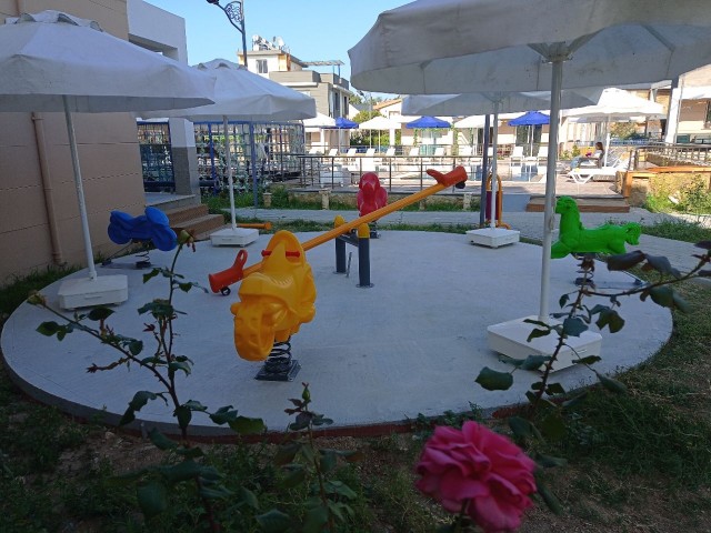 Erdgeschoss, voll ausgestattete Luxus-Wohnung in Kyrenia Karsiyaka, 200 Meter vom Strand und Restaurants, 500 Meter von der Hauptstraße und Märkte, in einem Komplex mit Pool. . ,