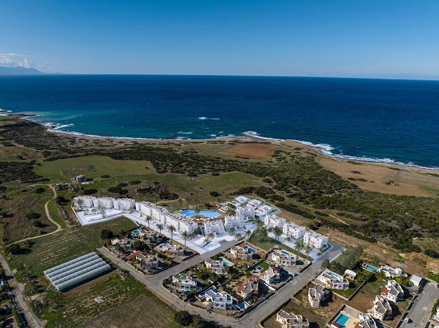 Girne shehrinde deniz ve dag manzarali villalar