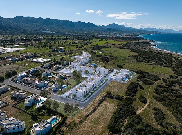 Girne shehrinde deniz ve dag manzarali villalar