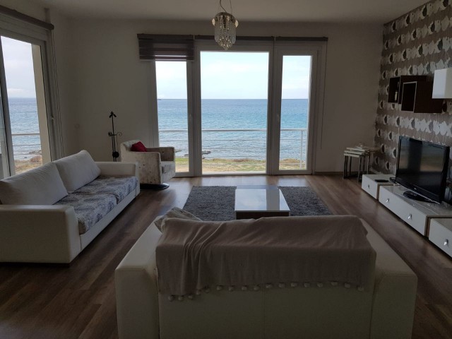 Fully furnished 3 + 1 apartment for sale in a beachfront complex in Famagusta Gülserende