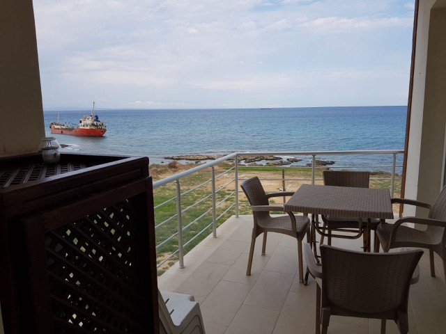 Fully furnished 3 + 1 apartment for sale in a beachfront complex in Famagusta Gülserende