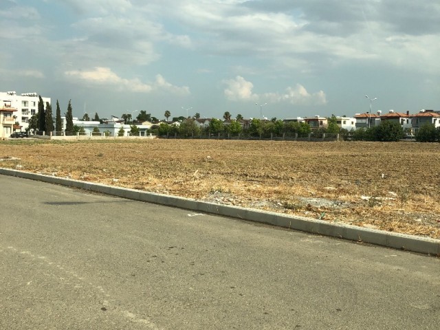 Grundstück zum Verkauf in der Türkei in der Nähe der Autobahn Nikosia - Güzelyurt ** 