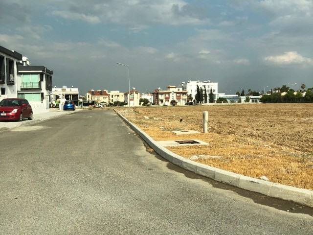 Grundstück zum Verkauf in der Türkei in der Nähe der Autobahn Nikosia - Güzelyurt ** 