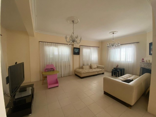 Girne Merkezde 3+1 eşyalı havuzlu Ticari villa 1500 STG / 0548 823 96 10