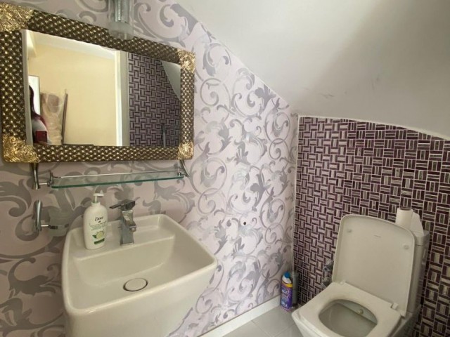 Girne Merkezde 3+1 eşyalı havuzlu Ticari villa 1500 STG / 0548 823 96 10