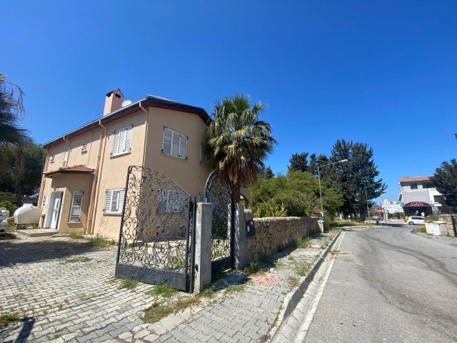 Girne Merkezde 3+1 eşyalı havuzlu Ticari villa 1500 STG / 0548 823 96 10