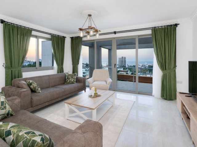 2+1 Penthouse-Wohnung Zur Miete In Kyrenia Zentrum / Voll Möbliert ** 