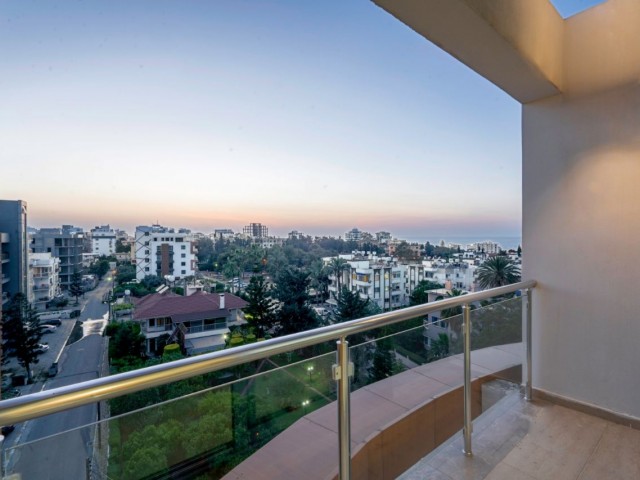 2+1 Penthouse-Wohnung Zur Miete In Kyrenia Zentrum / Voll Möbliert ** 