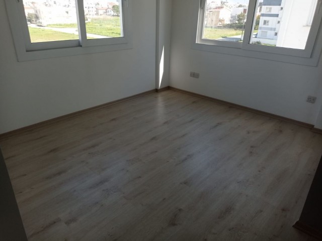 LEFKOŞANIN EN GÜZEL BÖLGELERİNDEN ORTAKÖY DE 90 M2 (2+1) 1. SINIF  İŞÇİLİK VE MALZEME KULLANIMI MARKET, OKUL ALIŞVERİŞ, HASTANE, RESTORANT VE CAFELERE YÜRÜME MESAFESİNDE  MÜKEMMEL DAİRE