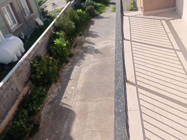 ALAYKÖY 1450 m2 Garten 216M2 (Werkstatt)+ 185m2 (Lager) + 185m2 voll renoviert (3+1) Gehäuse wartet auf den neuen Besitzer zu einem ausgezeichneten günstigen Preis ** 