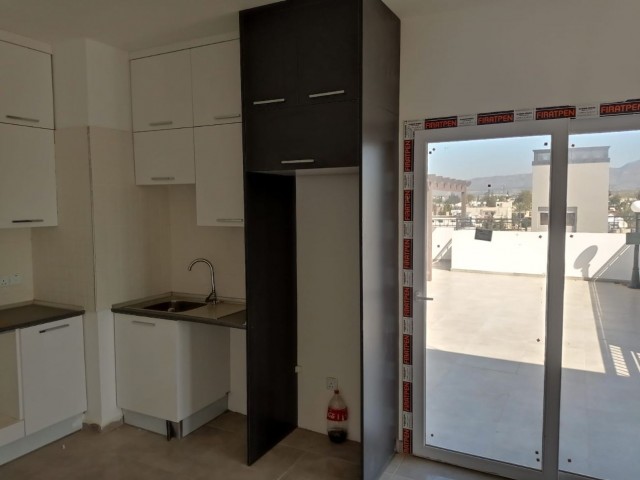 Gönyeli'de Şehir Manzaralı Merkezi Konumda Satılık Ferah Penthouse