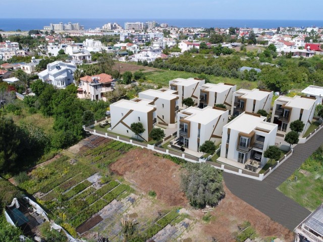 ALSANCAK, EINER DER SCHÖNSTEN GEGENDEN VON KYRENIA, IST AUCH FÜR DIEJENIGEN, DIE EINE GARANTIERTE FERIENVILLA MIT EINER GROßEN TERRASSE MIT HERRLICHEM MEER-UND BERGBLICK WOLLEN ** 