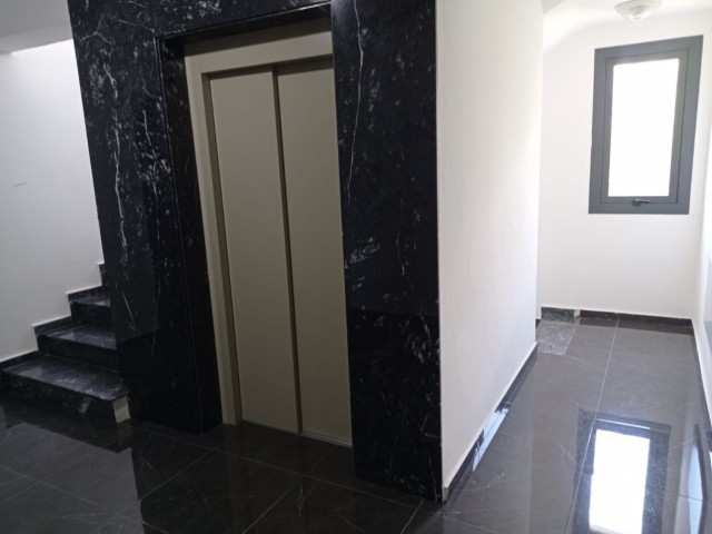 SPACIOUS SPACIOUS 90M2 (2+1) APARTMENT FOR RENT WITH ELEVATOR AND PARKING WITH FURNISHED TERRACE IN A NEW BUILDING IN AN EXCELLENT CENTRAL LOCATION. ** 