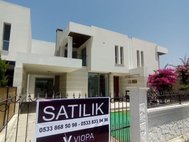 DIE SCHÖNSTE GEGEND VON NIKOSIA, KLEINE KAYMAKLI, IST AUCH PERFEKT GERÄUMIG UND GERÄUMIG (3+1) ENSUIT , LUXUS-VILLA MIT GRILL WARTET AUF DEN GLÜCKLICHEN BESITZER. ** 