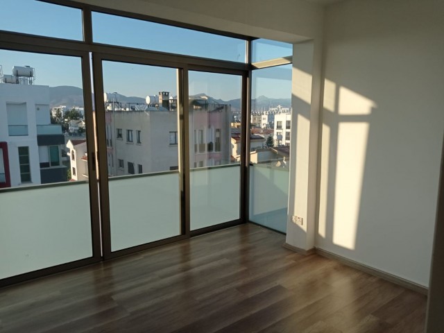 Gönyeli'de Şehir Manzaralı Merkezi Konumda Satılık Ferah Penthouse