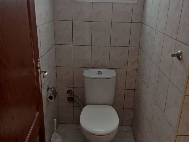 Yenikent bölgesinde merkezi konumda kiralık 3+1 daire.