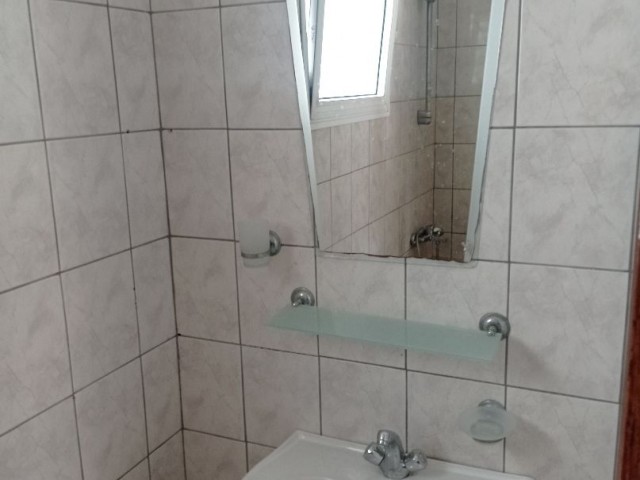 Yenikent bölgesinde merkezi konumda kiralık 3+1 daire.