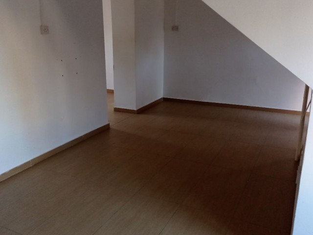 100 m2 (2+1) Maisonette mit Garten mit Vorder-und Hinterhof in kucukkaymakli Bereich freistehende kommerzielle Genehmigung Gelegenheit Produkt. ** 