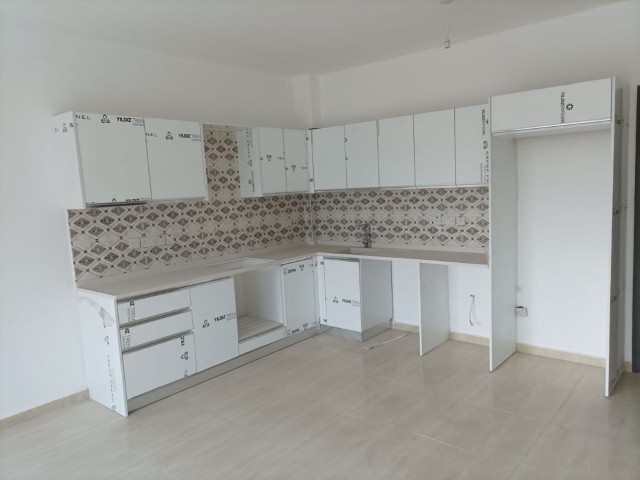 Investitionsmöglichkeit in Wohnungen im Küçük Kaymaklı-Gebiet mit 2+1 90 m² großen Innen- und Außenp