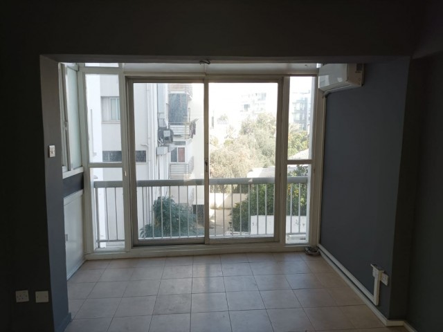 LARGE AND SPACIOUS FLAT FOR RENT WITH COMMERCIAL PERMIT IN A PERFECT LOCATION IN YENİŞEHİR, SUITABLE TO BE AN OFFICE, CLINIC, AND TRAINING CENTER WITH ELEVATOR.