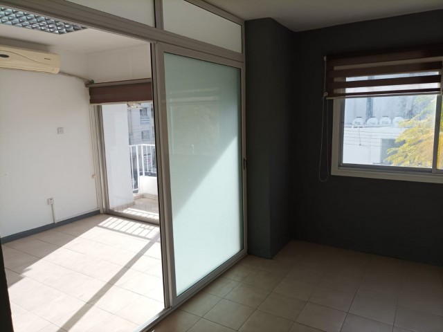 LARGE AND SPACIOUS FLAT FOR RENT WITH COMMERCIAL PERMIT IN A PERFECT LOCATION IN YENİŞEHİR, SUITABLE TO BE AN OFFICE, CLINIC, AND TRAINING CENTER WITH ELEVATOR.