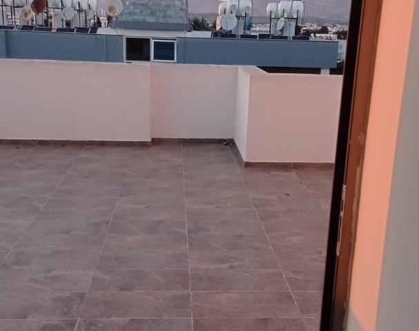 EIN GROSSES UND GERÄUMIGES PENTHOUSE ZUR MIETE IN PERFEKTER LAGE IN NEWŞEHİR, WO SIE LEFKOŞA AUS ALLEN RICHTUNGEN SEHEN KÖNNEN. ** 