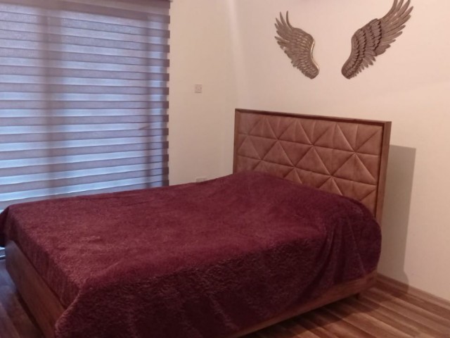 EIN GROSSES UND GERÄUMIGES PENTHOUSE ZUR MIETE IN PERFEKTER LAGE IN NEWŞEHİR, WO SIE LEFKOŞA AUS ALLEN RICHTUNGEN SEHEN KÖNNEN. ** 