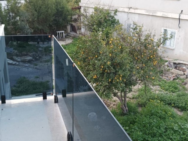 DETACHED (4+1) ENSUITE 230 M2 EXCELLENT DETACHED VILLA WITH GARDEN (4+1) ENSUITE 230 M2 IN A 654 M2 PLOT WITHIN WALKING DISTANCE TO ERÜLKÜ SUPERMARKET 10 MINUTES FROM LEFKOŞA