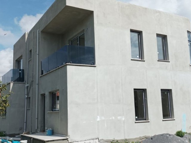 LEFKOŞA'YA 10.DK MESAFEDE ERÜLKÜ SÜPERMARKETE YÜRÜME MESAFESİNDE 654 M2 ARSA İÇERİSİNDE BAHÇELİ MÜSTAKİL (4+1) ENSÜİT 230 M2 MÜKEMMEL MÜSTAKİL VİLLA