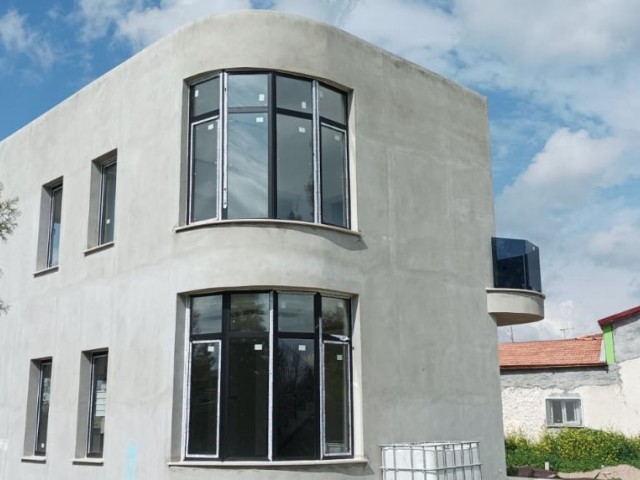 FREISTEHENDE (4+1) ENSUITE 230 M2 AUSGEZEICHNETE FREISTEHENDE VILLA MIT GARTEN IN 654 M2 GRUNDSTÜCK IN GEHWEITE ZUM ERÜLKÜ SUPERMARKT 10 MINUTEN VON LEFKOŞA