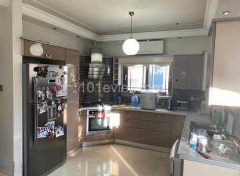 Gönyeli'de merkezi konumda 3+1 eşyalı modern dizayn edilmiş kiralık villa