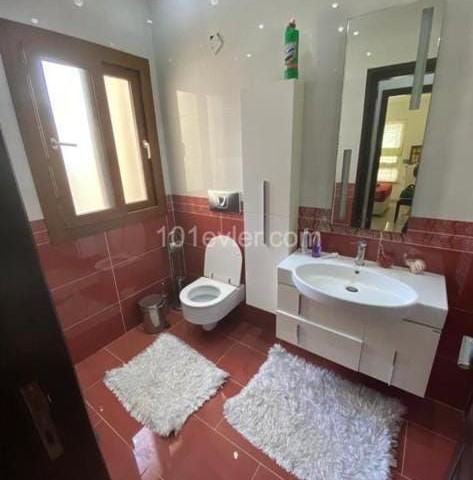 Gönyeli'de merkezi konumda 3+1 eşyalı modern dizayn edilmiş kiralık villa